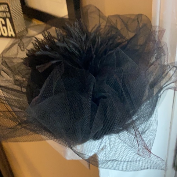 Women’s pillbox style hat black with mesh overlay - Picture 4 of 6